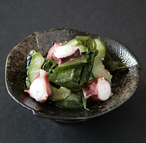 Japanischer Salat aus Krake, Alge und Gurke