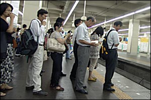 Schlange am Bahnsteig in Osaka